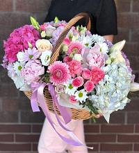 Композиция солнечный день в Глубоком Краснодарский край Цветочная композиция из Розы, Хризантемы, Пионы и Лизиантусы в корзине в Глубоком Краснодарский край